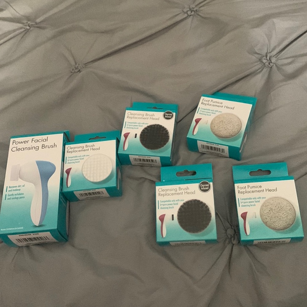Power facial cleansing brush and replacement heads